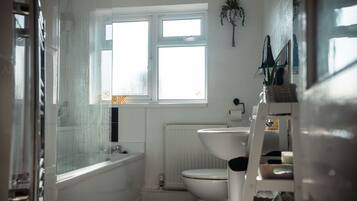Apartment, 1 Bedroom | Bathroom | Free toiletries, towels
