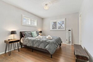 4 bedrooms, desk, iron/ironing board, free WiFi