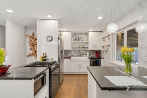 Køleskab, mikrobølgeovn, opvaskemaskine, kaffe-/temaskine