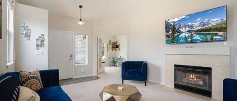 Televisión y chimenea