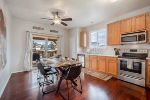 Jääkaappi, mikroaaltouuni, astianpesukone, kahvin-/teenkeitin