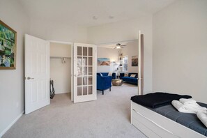 3 makuuhuonetta, työpöytä, silitysrauta/-lauta, ilmainen Wi-Fi