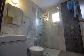 Appartamento, 1 camera da letto, balcone, vista città | Bagno | Set di cortesia gratuito, asciugamani