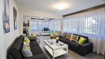 Apartment, 1 Bedroom, Balcony, City View | Living area