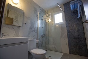 Departamento, 1 habitación, balcón, vista a la ciudad | Baño | Amenidades de baño gratuitas y toallas
