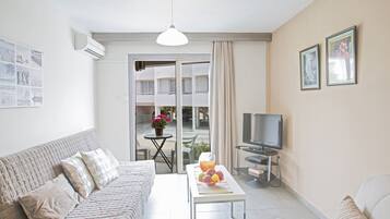 Apartment, 1 Bedroom, Balcony, City View | Living area