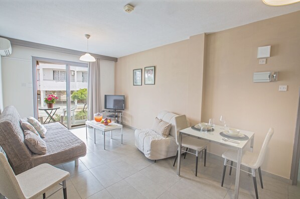 Apartment, 1 Bedroom, Balcony, City View | Living area