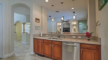 Villa, 5 Bedrooms, Accessible, Patio | Interior