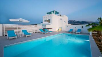 Vila, 4 quartos, piscina particular, vista para o jardim | Piscina | Piscina externa
