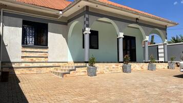 House, 3 Bedrooms, Smoking | Front of property