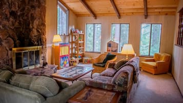 House, 3 Bedrooms, Balcony | Living area