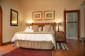 Habitación, 1 habitación, patio, vista al jardín | 1 habitación y escritorio 