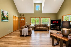 A spacious living room with a high ceiling, wooden flooring, and large windows. - Farmhouse In Plain 2 Bedroom Home by NW Comfy Cabins by RedAwning (Leavenworth)