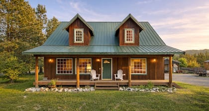 Farmhouse In Plain 2 Bedroom Home by NW Comfy Cabins by RedAwning