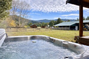House, 2 Bedrooms | Outdoor spa tub