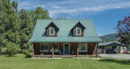 Farmhouse In Plain 2 Bedroom Home by NW Comfy Cabins by RedAwning