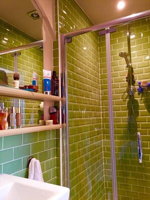 Separate bathtub and shower, deep-soaking bathtub, hair dryer, towels - Lovely 4-bed House in Village of Sandhurst (Cranbrook)