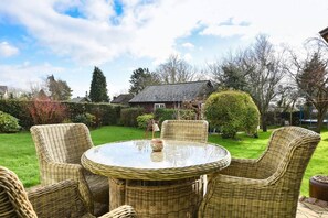 Outdoor dining - Lovely 4-bed House in Village of Sandhurst (Cranbrook)