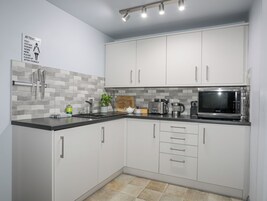 Cottage | Private kitchen | Fridge, electric kettle, toaster, cookware/dishes/utensils