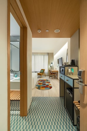 55–tuumainen äly-TV, jossa satelliittikanavat