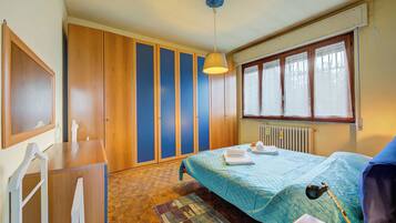2 bedrooms, laptop workspace, free WiFi, bed sheets
