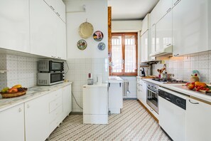 Family House, Multiple Bedrooms, Mountainside (La Finestra Sul Lago) | Private kitchen