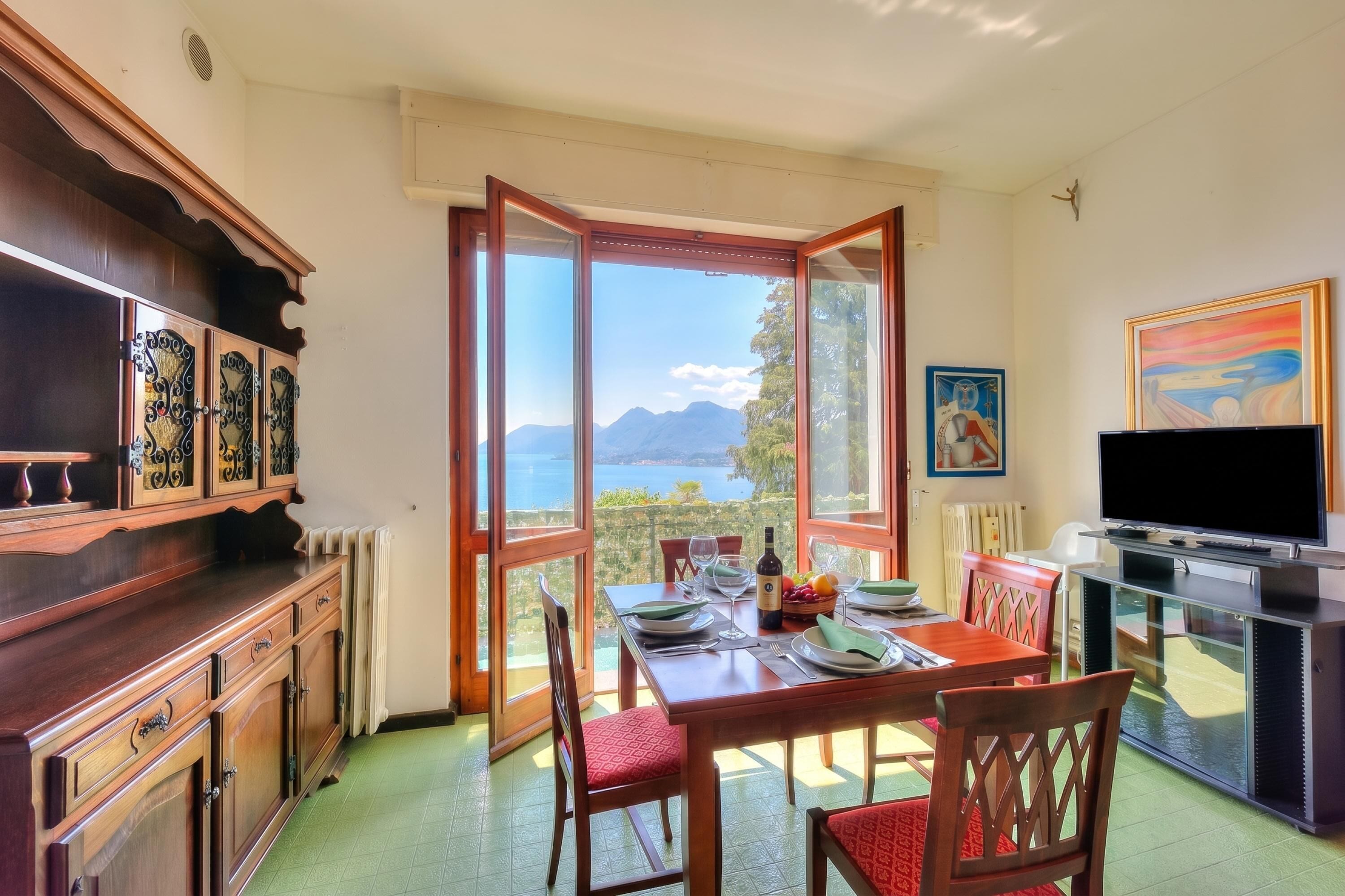 Family House, Multiple Bedrooms, Mountainside (La Finestra Sul Lago) | Dining