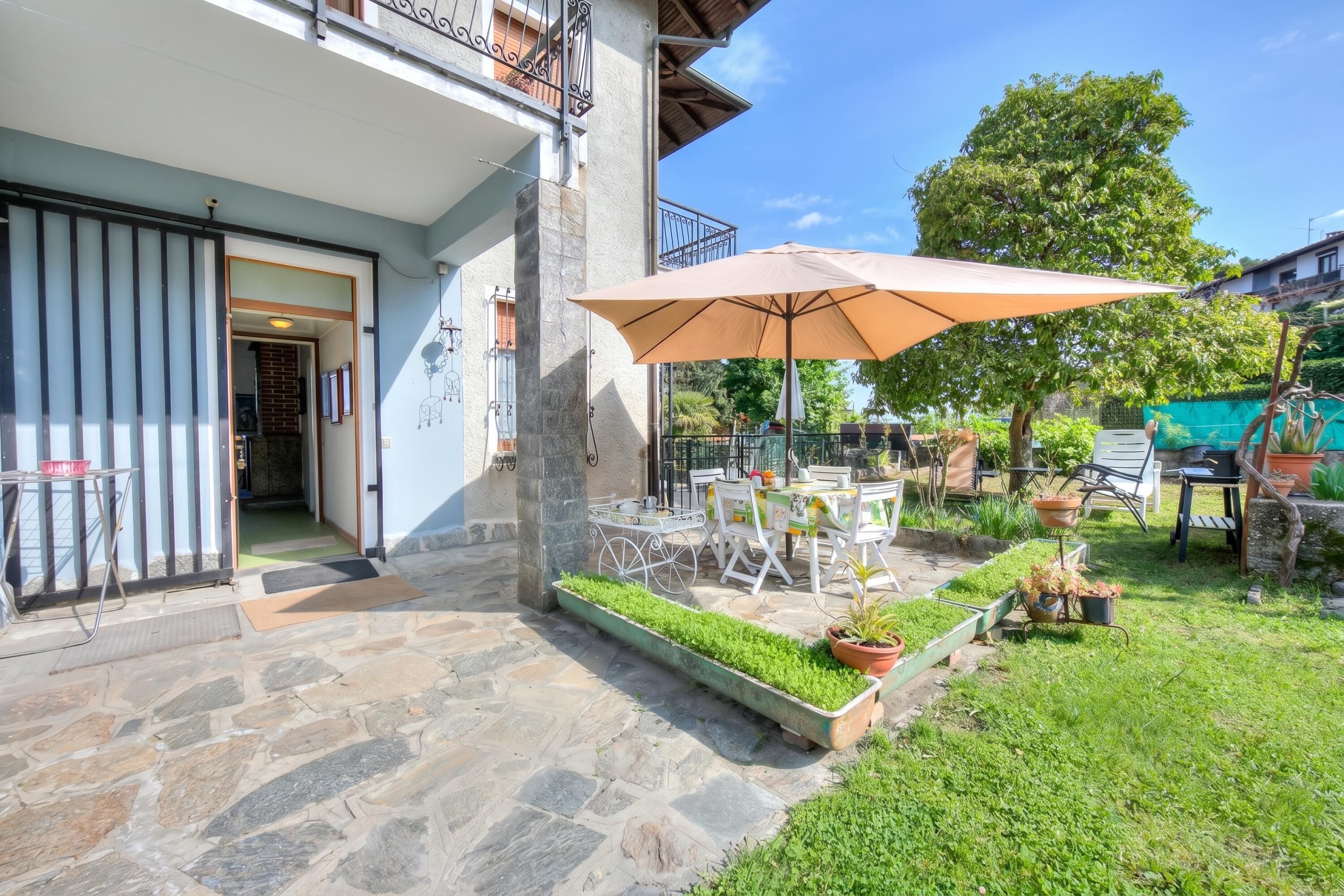 Family House, Multiple Bedrooms, Mountainside (La Finestra Sul Lago) | Outdoor dining