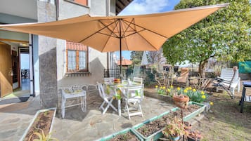 Family House, Multiple Bedrooms, Mountainside (La Finestra Sul Lago) | Outdoor dining