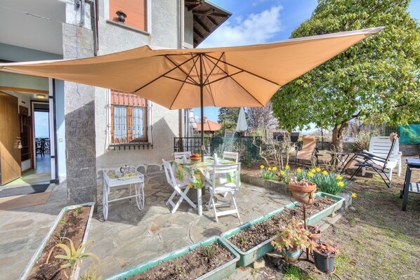 Familjehus - flera sovrum - intill bergen (La Finestra Sul Lago) | Restaurang utomhus