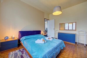 2 bedrooms, laptop workspace, free WiFi, bed sheets