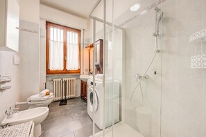 Familienhaus, Mehrere Schlafzimmer, Bergseite (La Finestra Sul Lago) | Badezimmer | Dusche, Haartrockner, Bidet, Handtücher