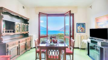 Family House, Multiple Bedrooms, Mountainside (La Finestra Sul Lago) | Dining room
