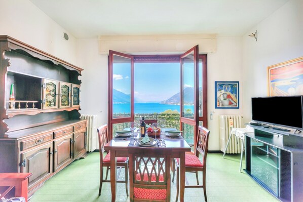 Family House, Multiple Bedrooms, Mountainside (La Finestra Sul Lago) | Dining room