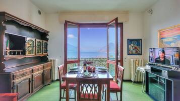 Family House, Multiple Bedrooms, Mountainside (La Finestra Sul Lago) | Dining