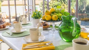 Ein Frühstückstisch mit verschiedenen Speisen, Tassen und einer Karaffe.