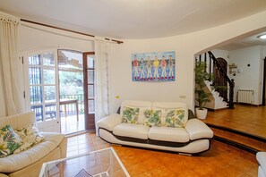 TV, fireplace, DVD player