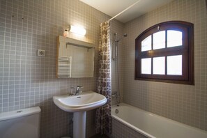 Bathtub - Club Villamar - A comfortable holiday home with private pool, nice terrace and a big garden (Sant Antoni de Calonge)
