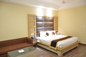 Deluxe Double Room | Soundproofing, free WiFi, bed sheets - Tulip Tree Hotel (Reasi)