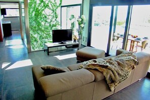 Televisor intel·ligent, consola de videojocs i reproductor de DVD 