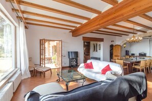 Fernseher, Kamin, DVD-Player