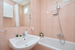 อพาร์ทเมนท์ (One Bedroom Apartment with Terrace) | ห้องน้ำ | ฝักบัว, ผ้าเช็ดตัว