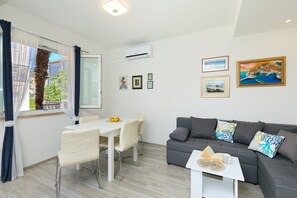 Apartment (One Bedroom Apartment with Terrace) | Living room