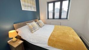 2 bedrooms, iron/ironing board, free WiFi - 5 Cross Court, Stafford (Stafford)