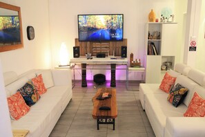 Smart-tv, dvd-spelare, böcker och en stereo