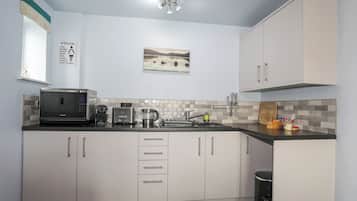 Kühlschrank, Wasserkocher, Kochgeschirr/Geschirr/Besteck