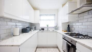 House | Private kitchen | Fridge, microwave, oven, stovetop