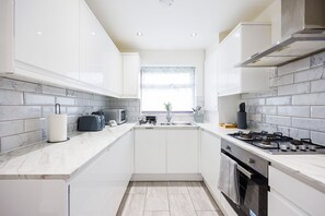 Casa | Cocina privada | Refrigerador, microondas, horno y parrilla de estufa 