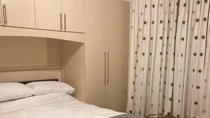 公寓, 1 張加大雙人床 | 1 間臥室、熨斗/熨衣板、免費無線上網、床單