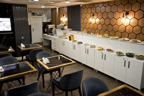 Buffet déjeuner gratuit tous les jours